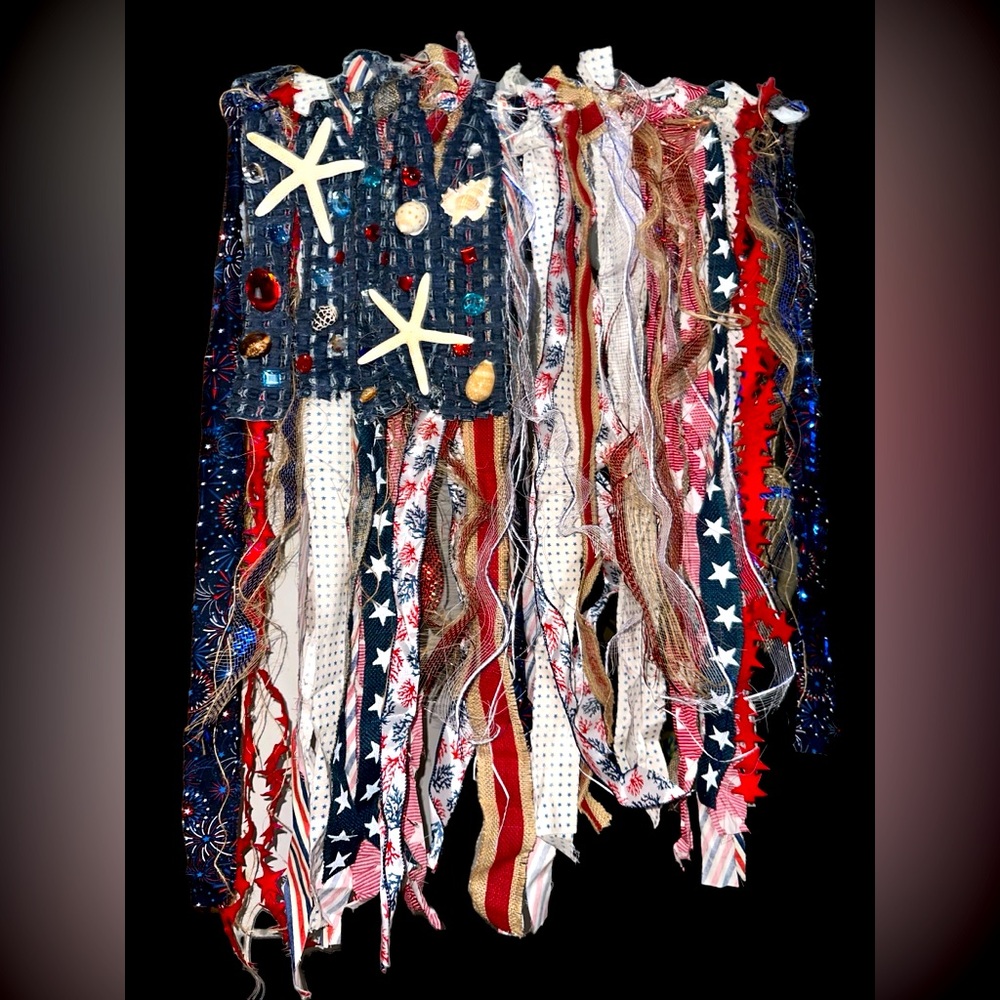Handcrafted, vintage looking USA ribbon flag. Shells for the 4th of July! - Picture 8 of 11